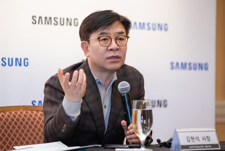 Ким Хён Шек (CEO Samsung) наглядно показывает, что он будет делать с яйцами сотрудников, которые разбалтывают роботам семейные секреты фирмы  