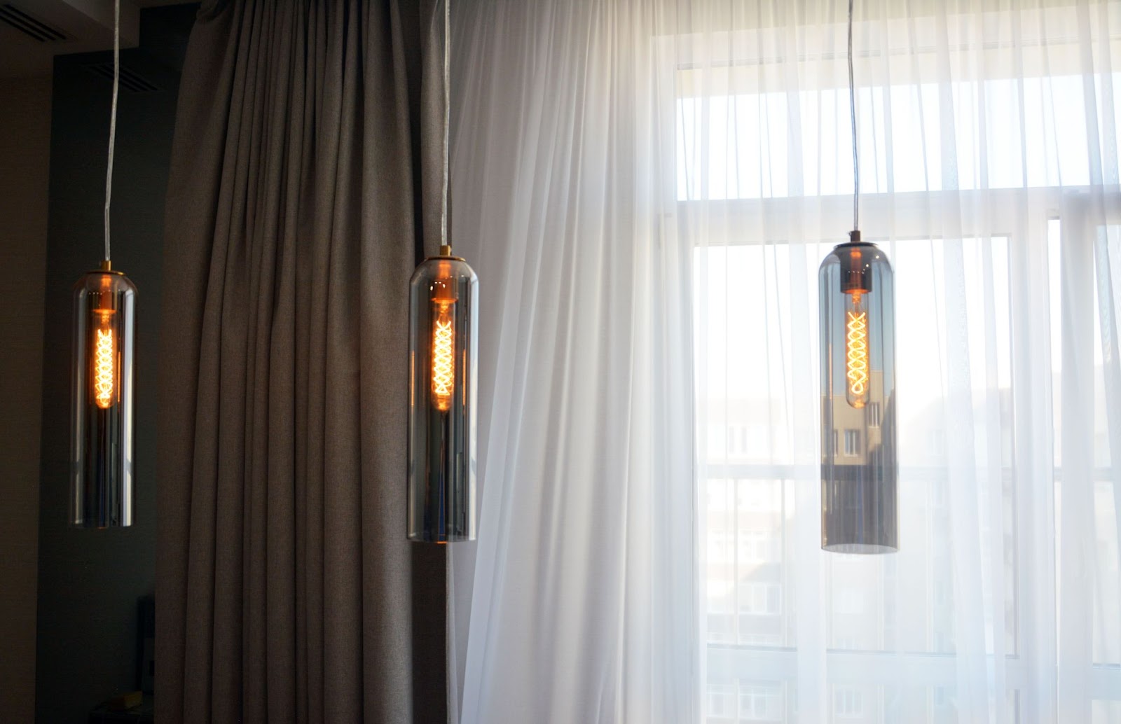 Лампы накаливания в гостиной  