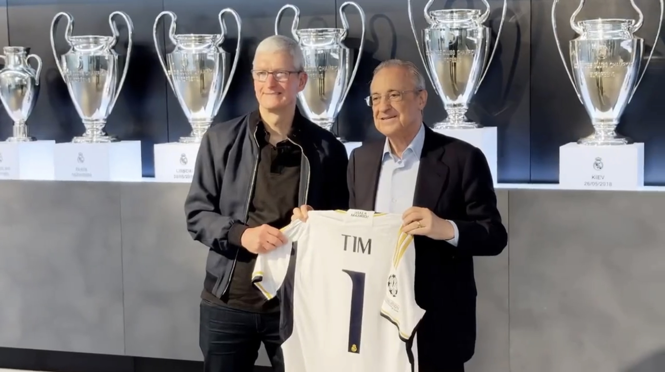 «Какая честь провести время с легендарной командой ФК «Реал Мадрид» и игроками её молодежной команды. Спасибо за теплый приём в Испании!», – Тим Кук