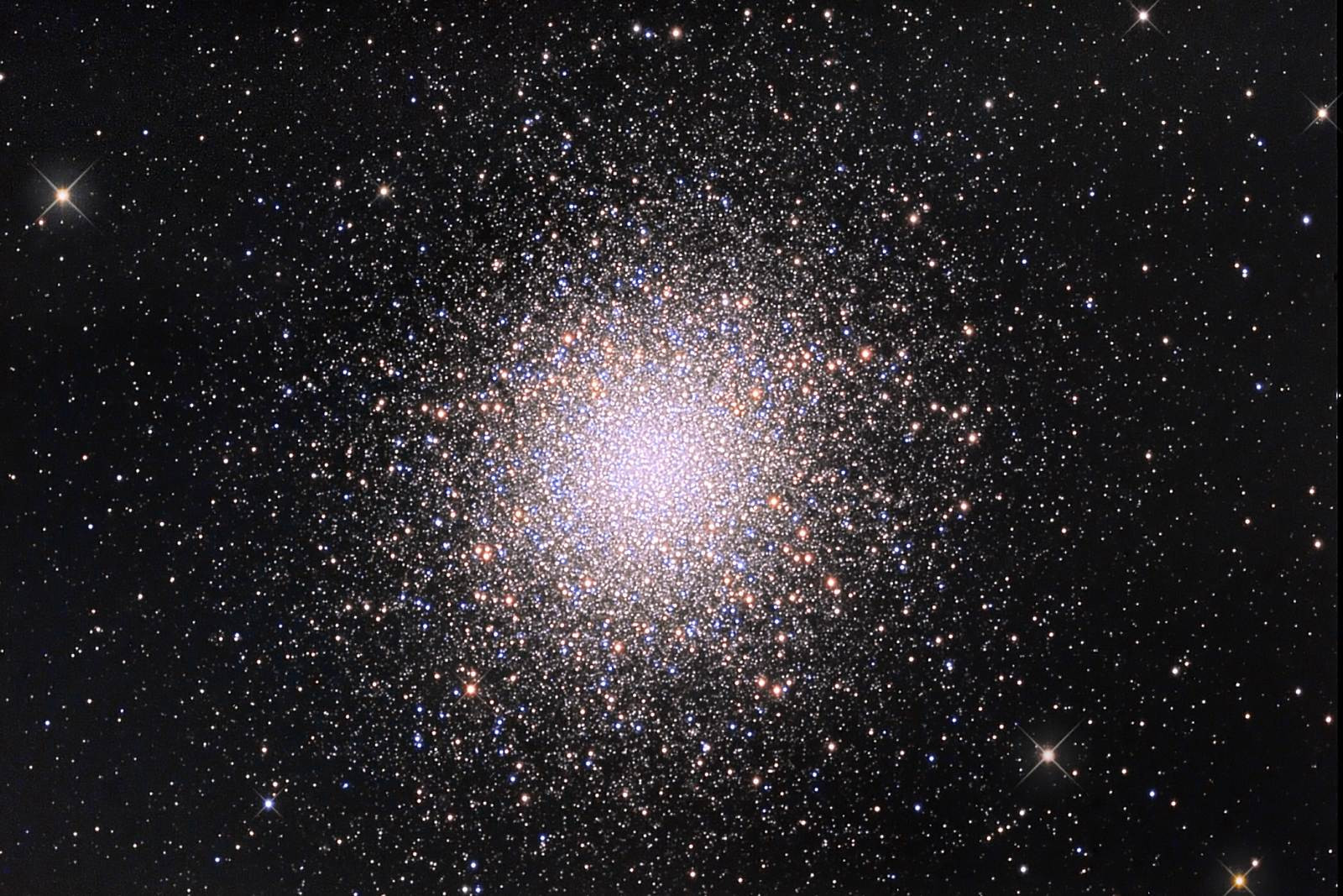 Шаровое звездное скопление М13 в созвездии Геркулеса  