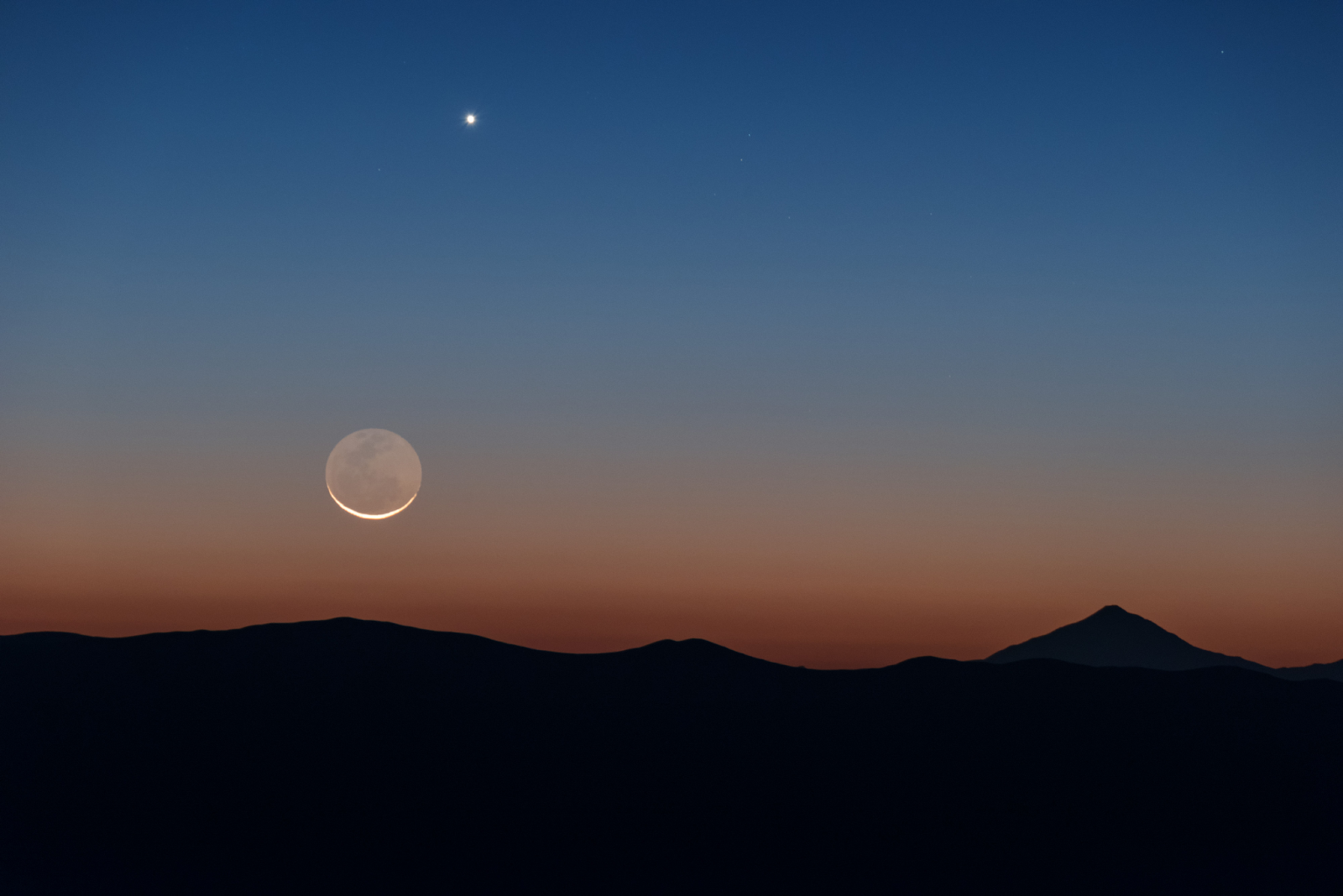 Луна и Венера над Андами, источник: ESO.org, Yuri Beletsky