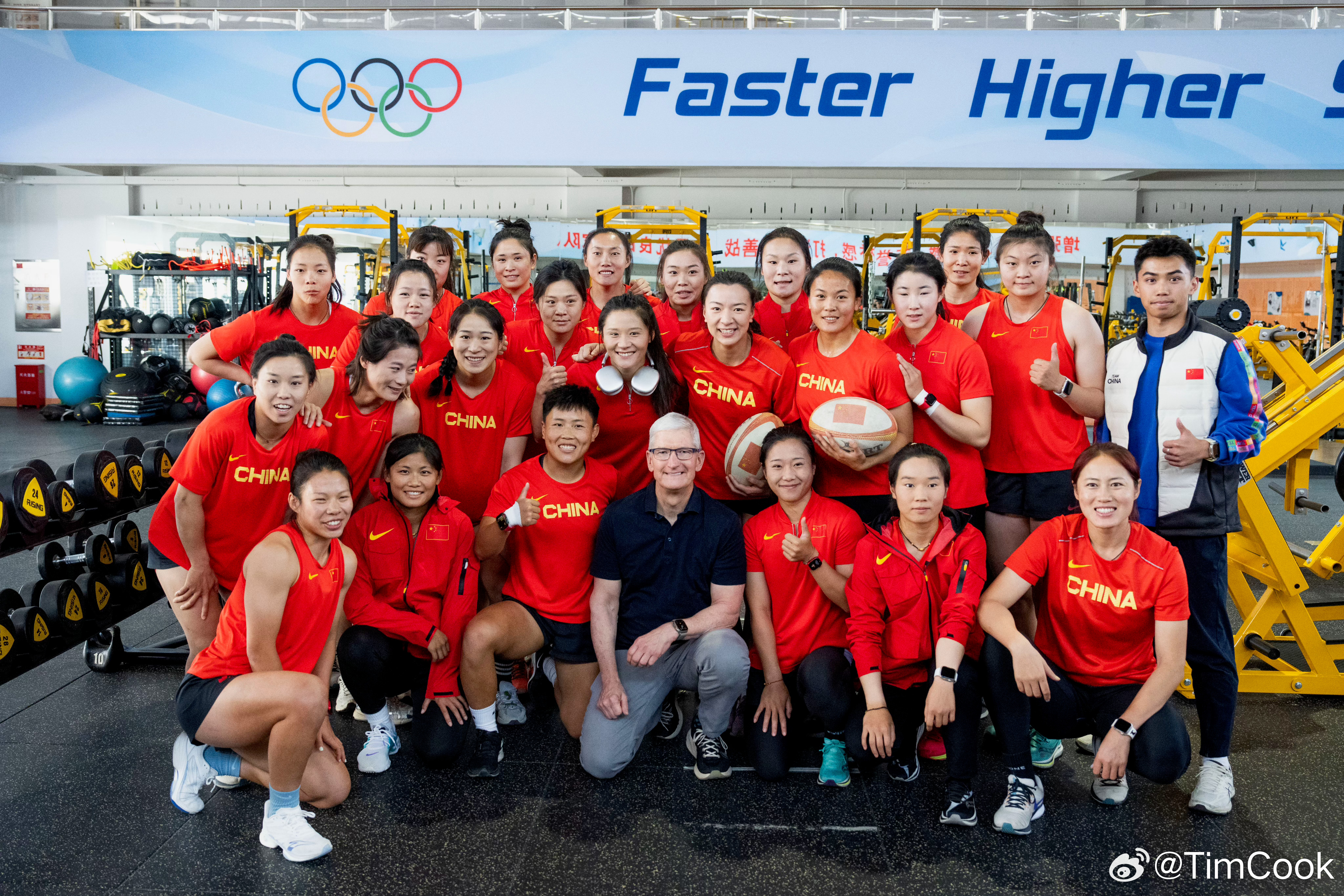 Тим Кук и женская сборная Китая по регби, которая использует Apple Watch и AirPods в своих тренировках