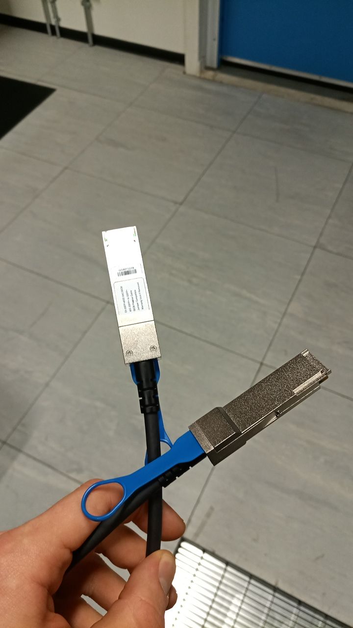 Короткий (0,5м) DAC-кабель с разъемами QSFP+ для соединения коммутаторов