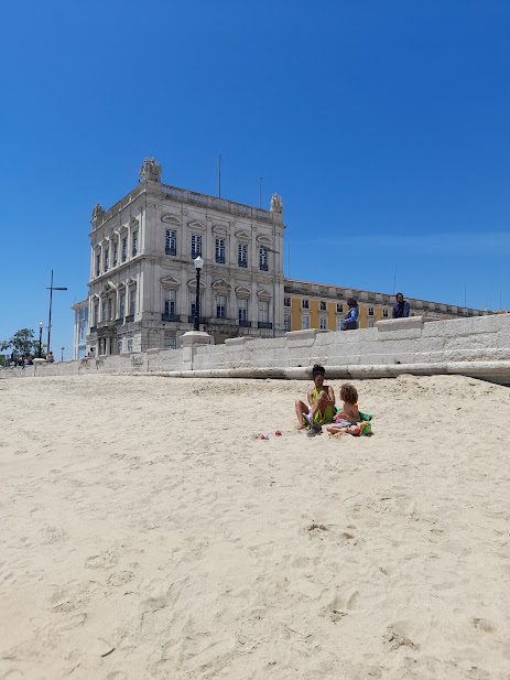 Пляж в самом центре Лиссабона, буквально на центральной площади. Весна 2021 года.