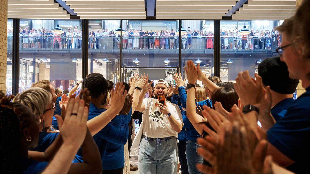 Самых первых посетителей встречали толпой сотрудники магазина, перед входом даже образовалась гигантская очередь (© Apple)