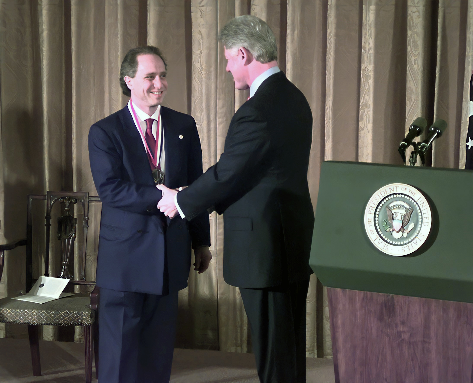 14 марта 2000 года: Президент Билл Клинтон вручает Рэю Курцвейлу медаль во время церемонии в Белом доме.