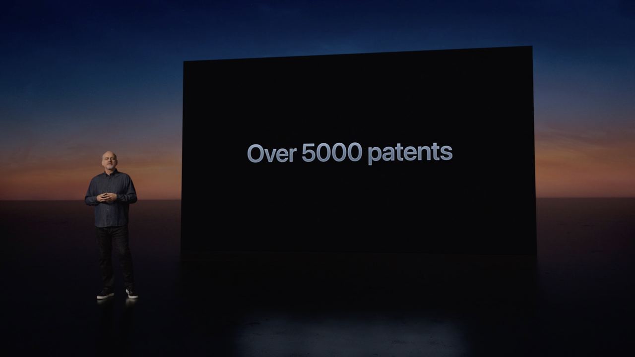 Момент с презентации, где рассказали о регистрации более 5000 патентов для разработки Apple Vision Pro