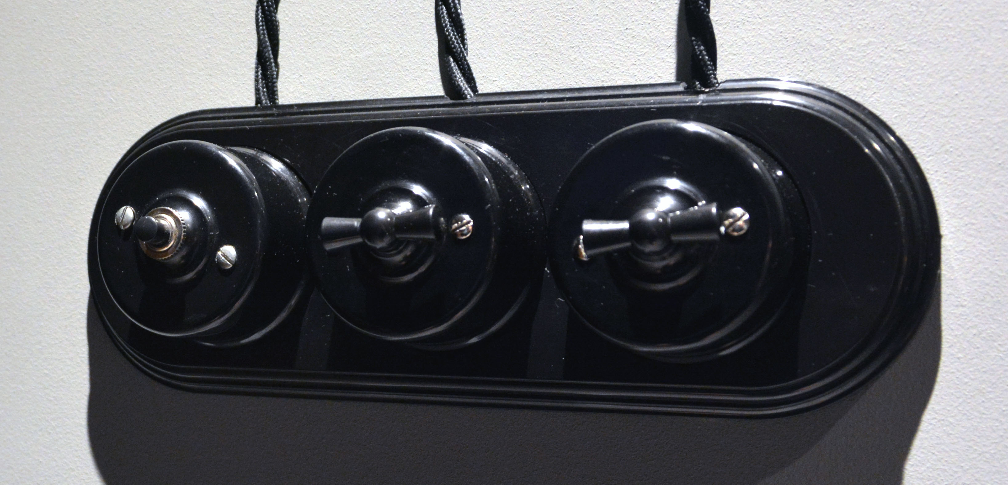 Слева - кнопка диммирования, по центру поворотный выключатель света в прихожей, справа - общего света в номере