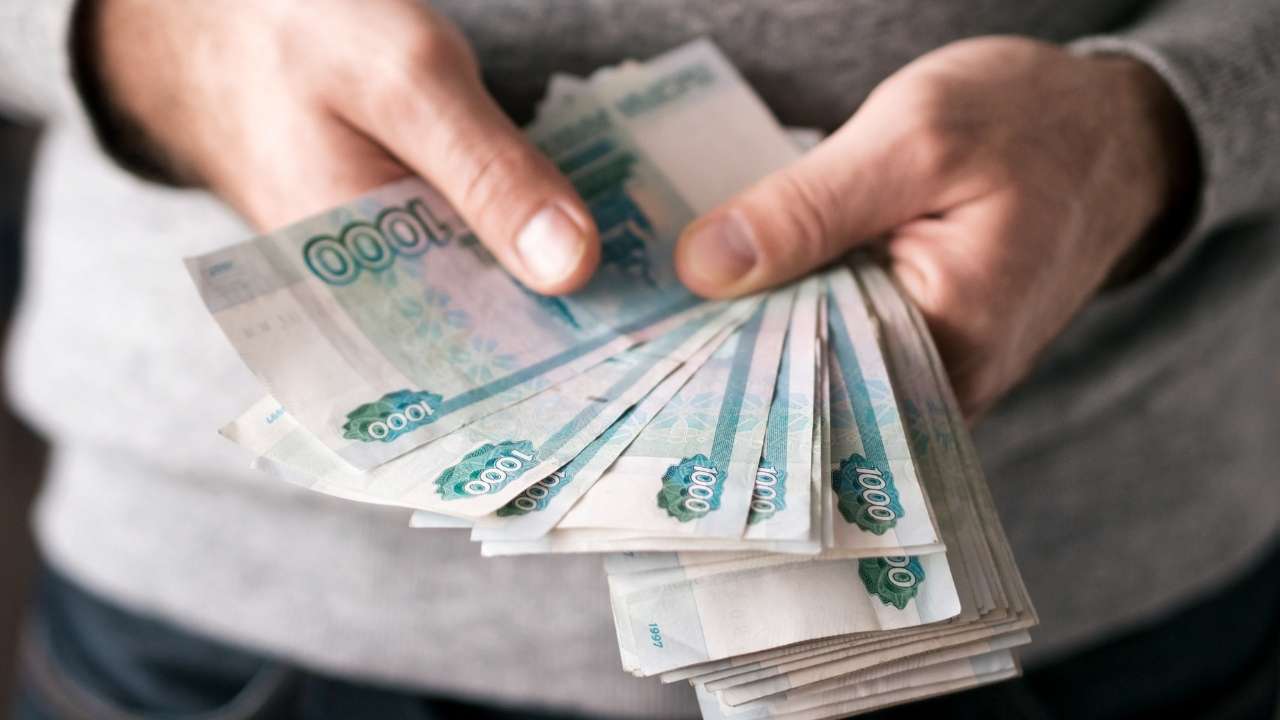 Опрос Superjob: прожить больше полугода только на сбережениях смогут лишь 15% россия