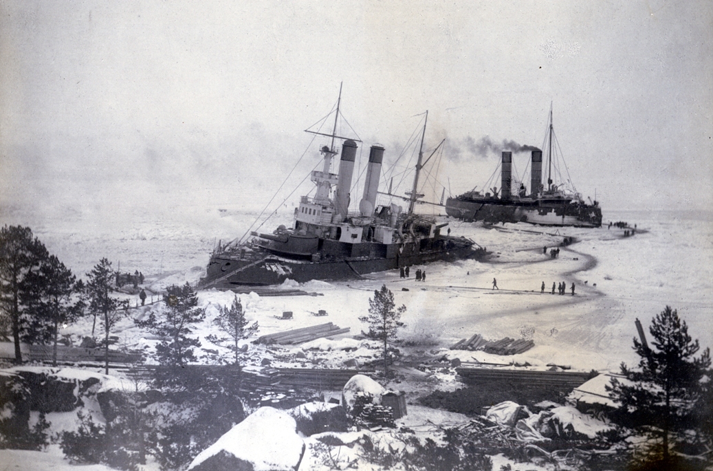 «Ермак» помогает вызволить изо льдов  броненосец «Генерал-Адмирал Апраксин» у острова Гогланд в Финском заливе, 1900 г.