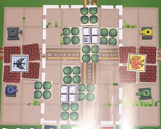 Игровое поле с выложенными тайлами местности, штабами и расставленными танками для начала игры (прототип)