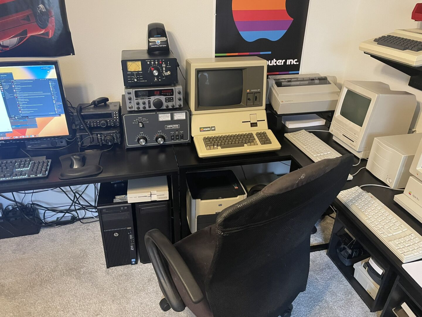 Брайан Грин интересуется любительским радио (KF5MDY) не меньше, чем электронными досками объявлений и старинными компьютерами, поэтому его установка занимает видное место в компьютерной лаборатории — рядом с Apple III.