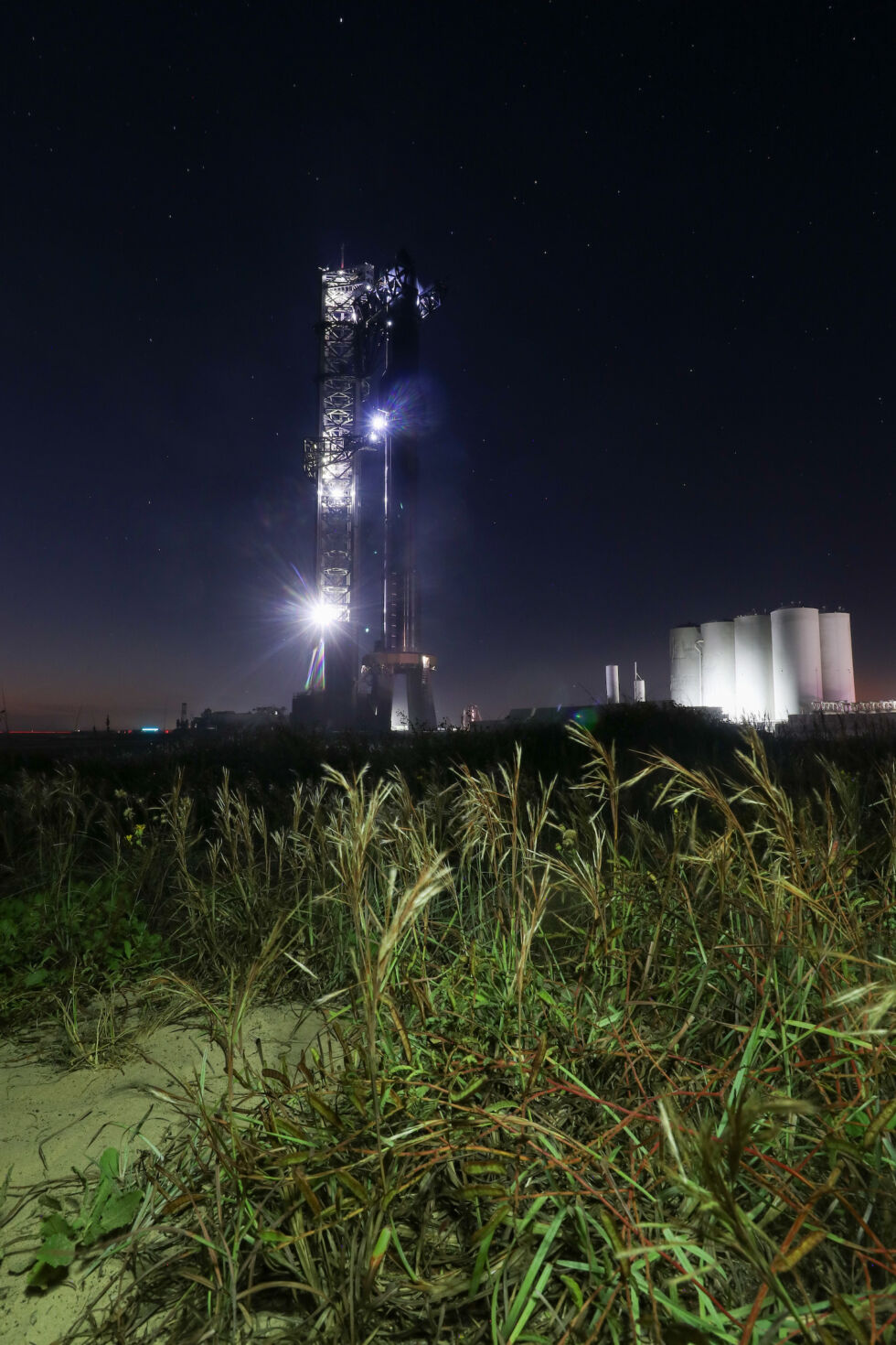 Стартовая площадка Starship компании SpaceX включает в себя опорную башню, приподнятую стартовую площадку и резервуарный парк для метана, жидкого кислорода и воды.