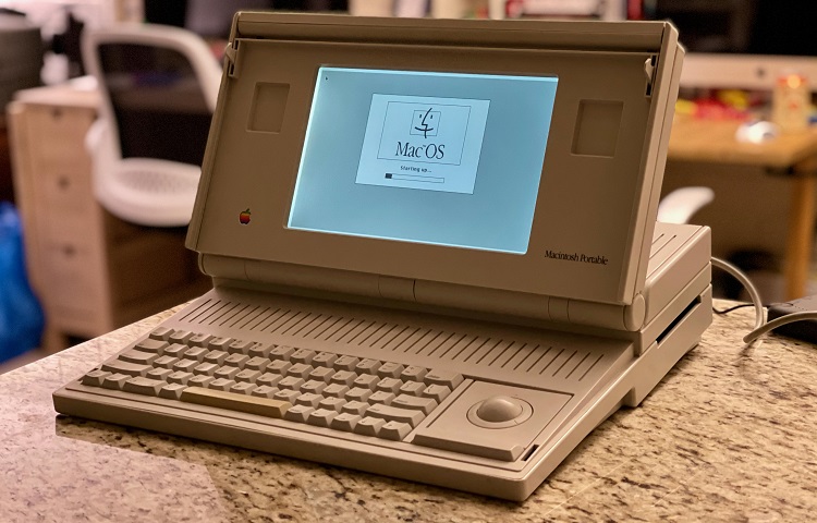 Macintosh Portable был первым портативным компьютером, выпущенным Apple