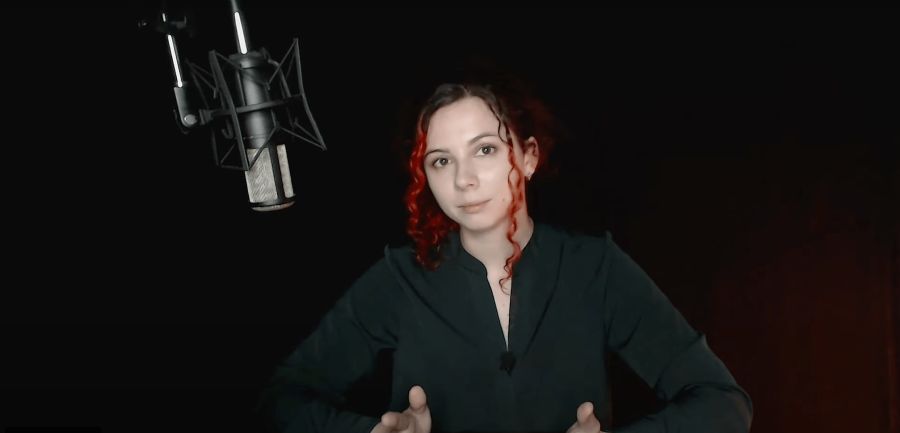 Алёна Андронова, скриншот из видео «Из голоса банка — в фильмы 18+»  