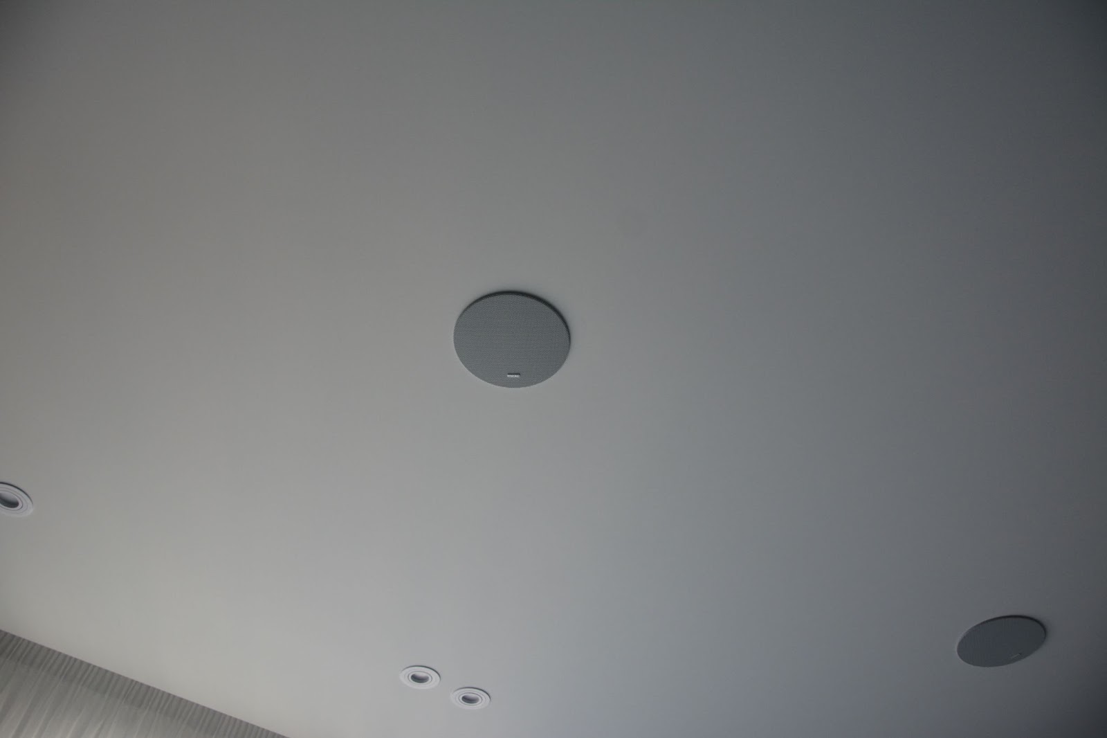 Динамик акустической системы на потолке  