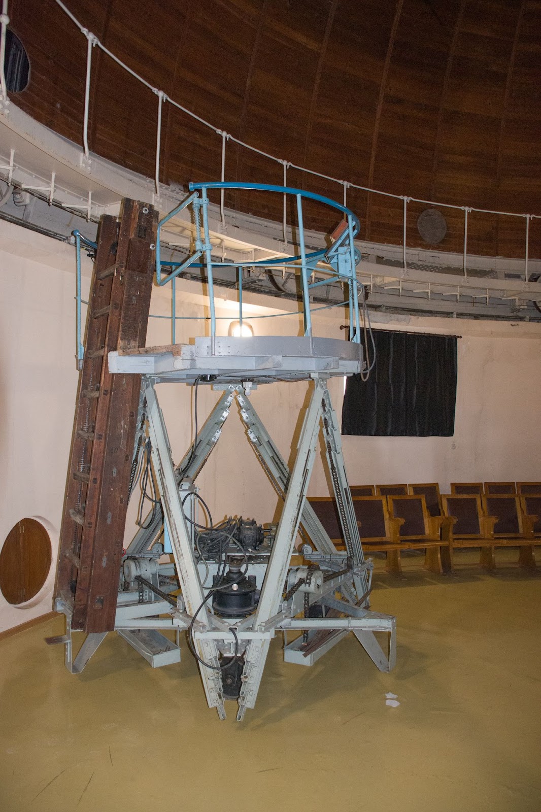 Попасть к окуляру исторического телескопа удавалось только с помощью подъёмной платформы, оборудованной собственными двигателями.