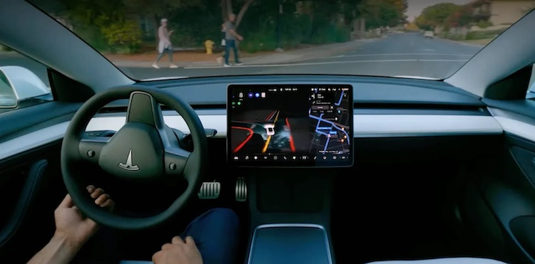 Tesla добавила в автопилот режим настойчивого вождения