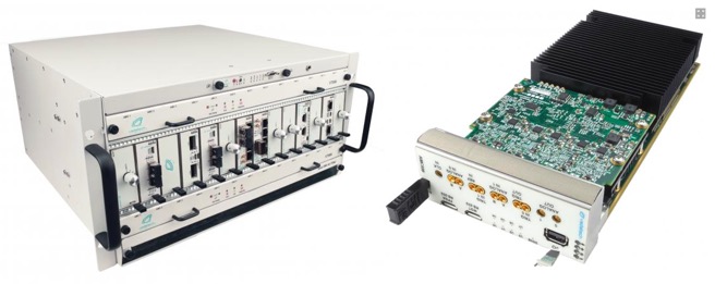 На фото слева — VPX-система на 12 слотов, справа — ПЛИС-модуль, который в нее вставляется