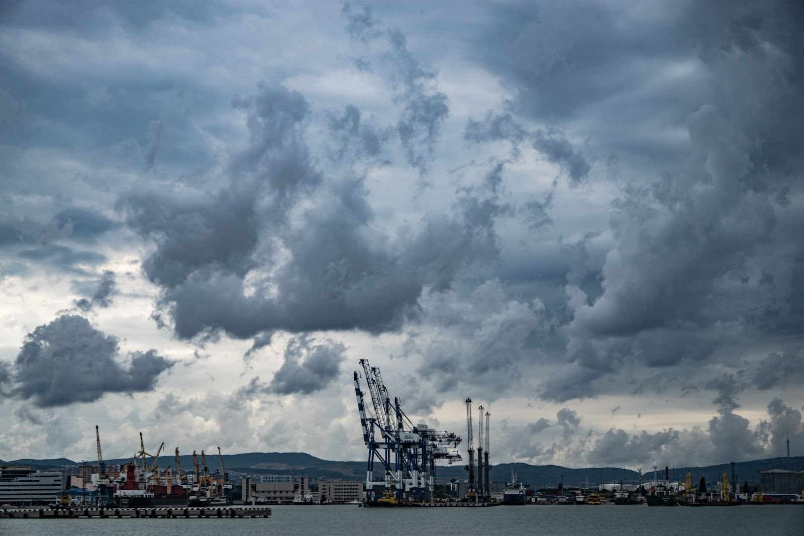 В этот вечер наблюдений не будет. Облака готовы пролиться дождём на портовые краны. Автор снимка Tateshi Yokotaishi.