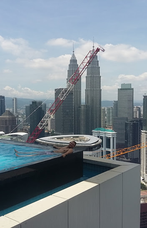 На этой фотографии Автор размышляет о переезде в Куала-Лумпур находясь на крыше одного из небоскребов в центре города