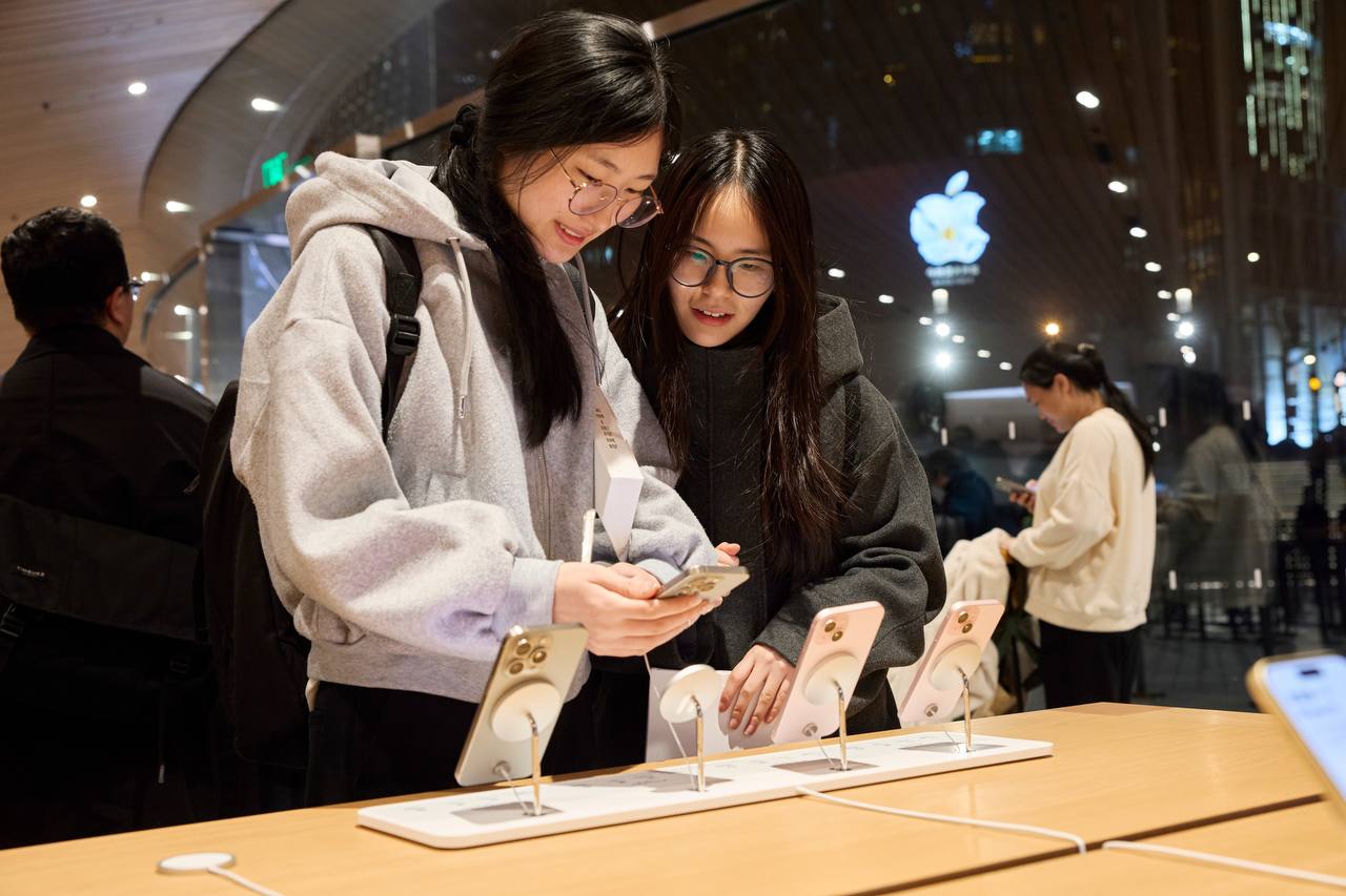 Вскоре, как подтвердил сам Тим Кук, в Китае стартуют продажи Apple Vision Pro, а пока китайцы разбирают iPhone 15 (кстати, в КНР они с двумя физическими сим-картами) (© Apple)