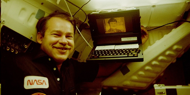 Компьютер GRiD Compass на борту космического корабля "Шаттл". Устройство держит астронавт Джон О. Крейтон