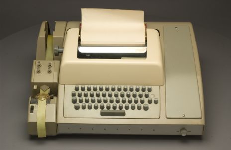 Приблизительно так выглядели первые компьютерные «клавиатуры»: телетайпы и печатные машинки нередко «модифицировали» для подключения к ЭВМ. // Источник: Bazava.ru