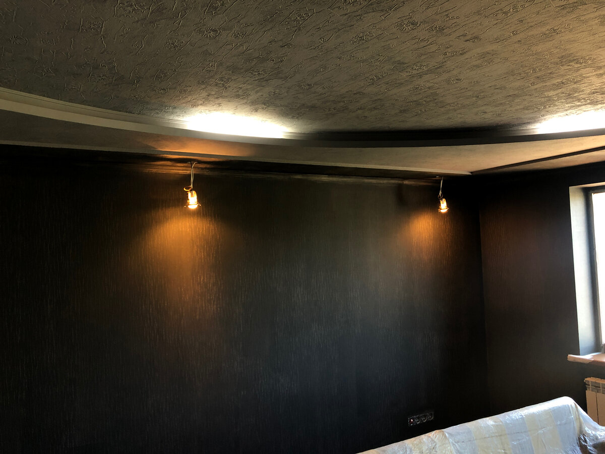 Цвет потолка играет в зависимости от освещения от светлосерого до темого графитового.

