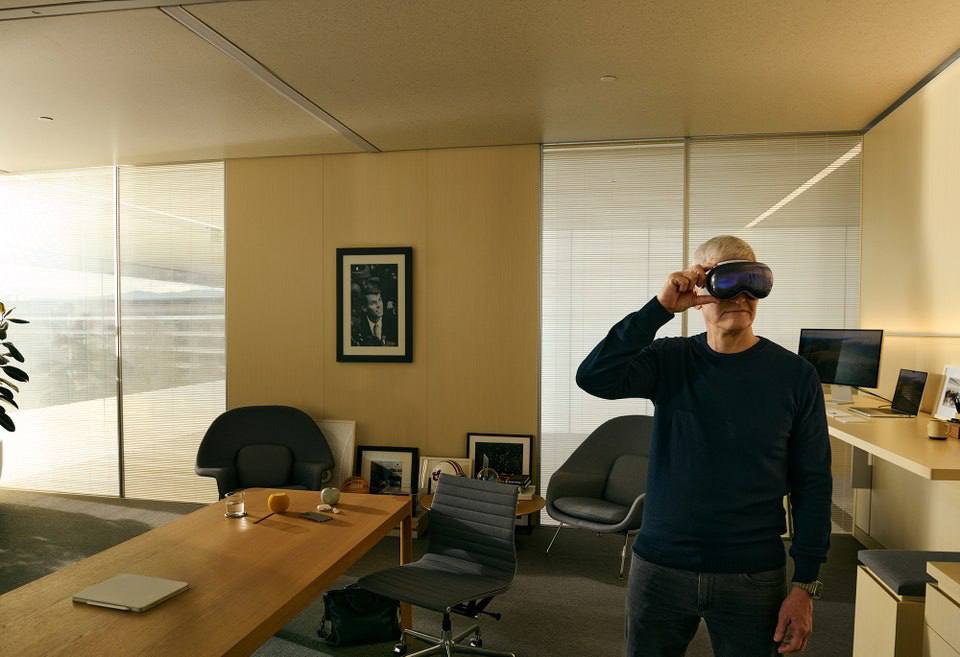 Тим Кук в своём кабинете с пространственным компьютером на голове (© VanityFair)