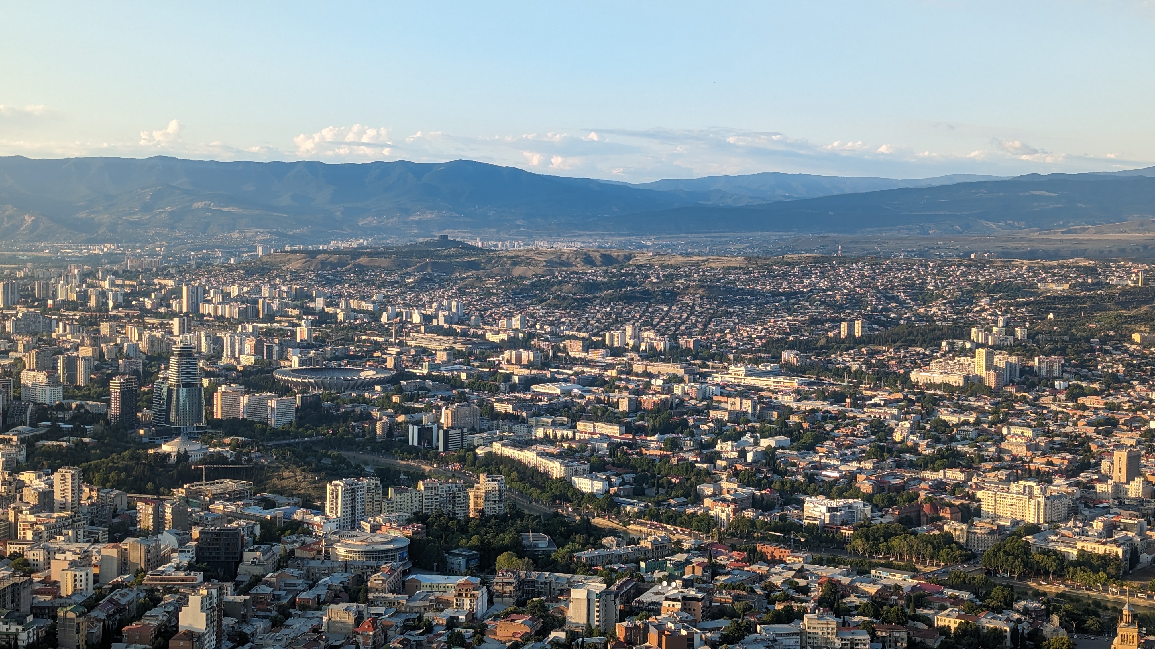 Вид на вечерний Тбилиси с горы Мтацминда