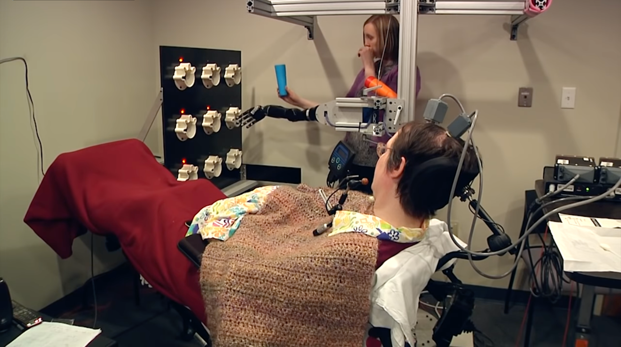 53-летняя парализованная американка мысленно управляет робокроватью
