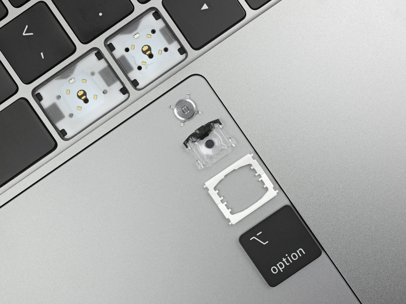 Apple уже успела выпустить не одно поколение этой «клавиатуры-бабочки», но в итоге всё равно вернулась к «ножничной» технологии