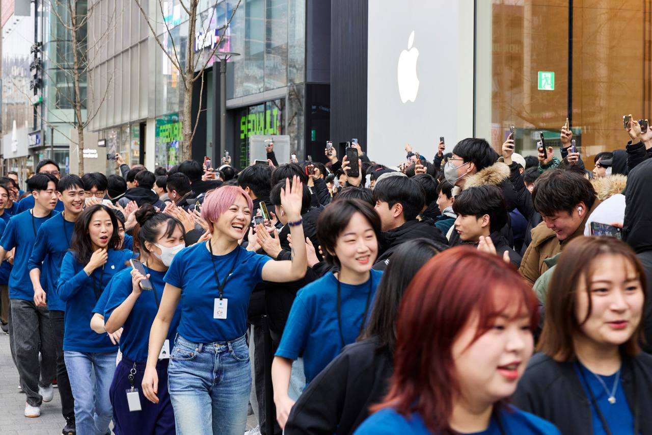 Первых посетителей новых магазинов всегда встречают лично (© Apple)
