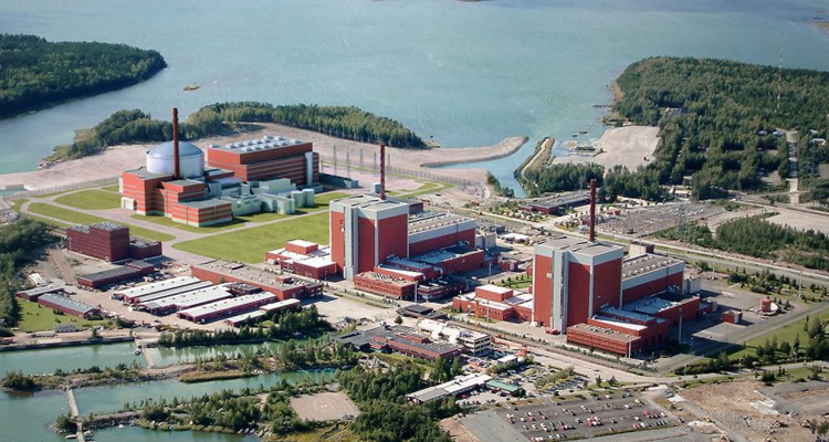 АЭС Олкилуото. Третий блок, вокруг которого вся основная драма, находится слева и заметно выделяется