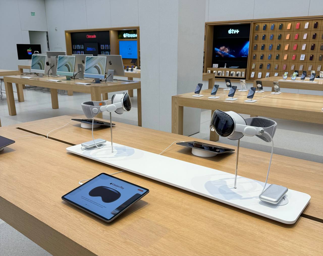 Так выглядит стол с новыми устройствами в магазине, примерить конкретно эти устройства не дадут