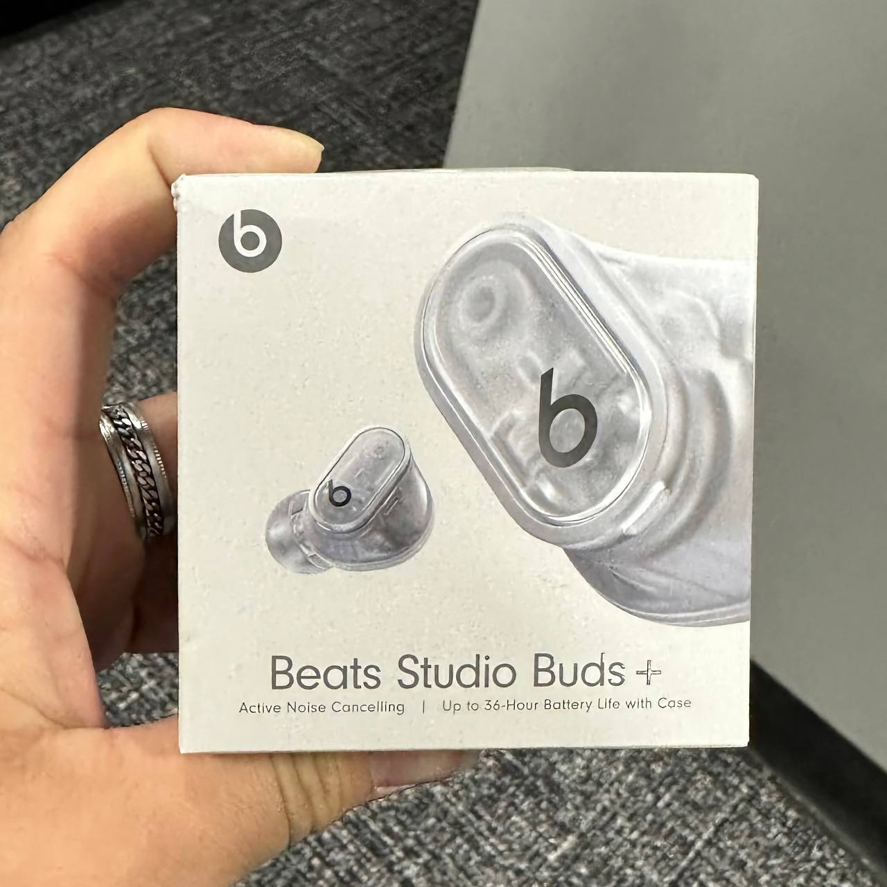 Упаковка Beats Studio Buds+ в вариации с прозрачным корпусом