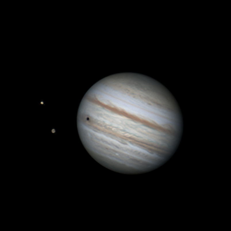 В периоды спокойствия атмосферы, телескопа с апертурой в 200+мм вполне достаточно чтобы запечатлеть детали на поверхности спутников Юпитера. На фотографии Юпитер, Ио и Ганимед. 