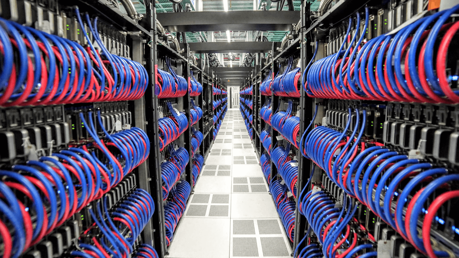 Между рядов стоек в дата-центре самого быстрого суперкомпьютера в мире — Frontier