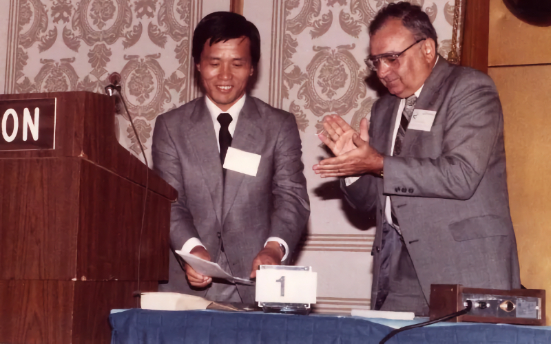 Исторический момент на фотографии: Масато Сагава закончил выступление на конференции