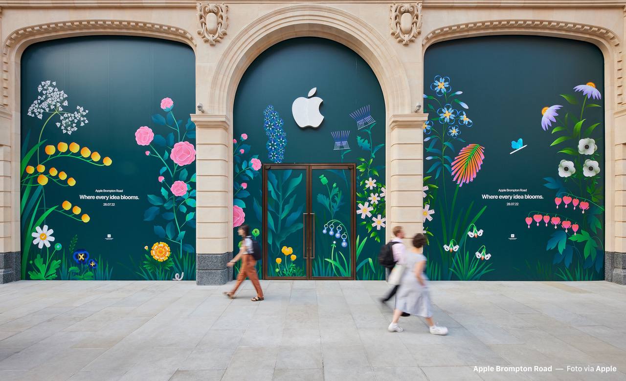 Огромная иллюстрация выполнена из множества деталей продуктов Apple