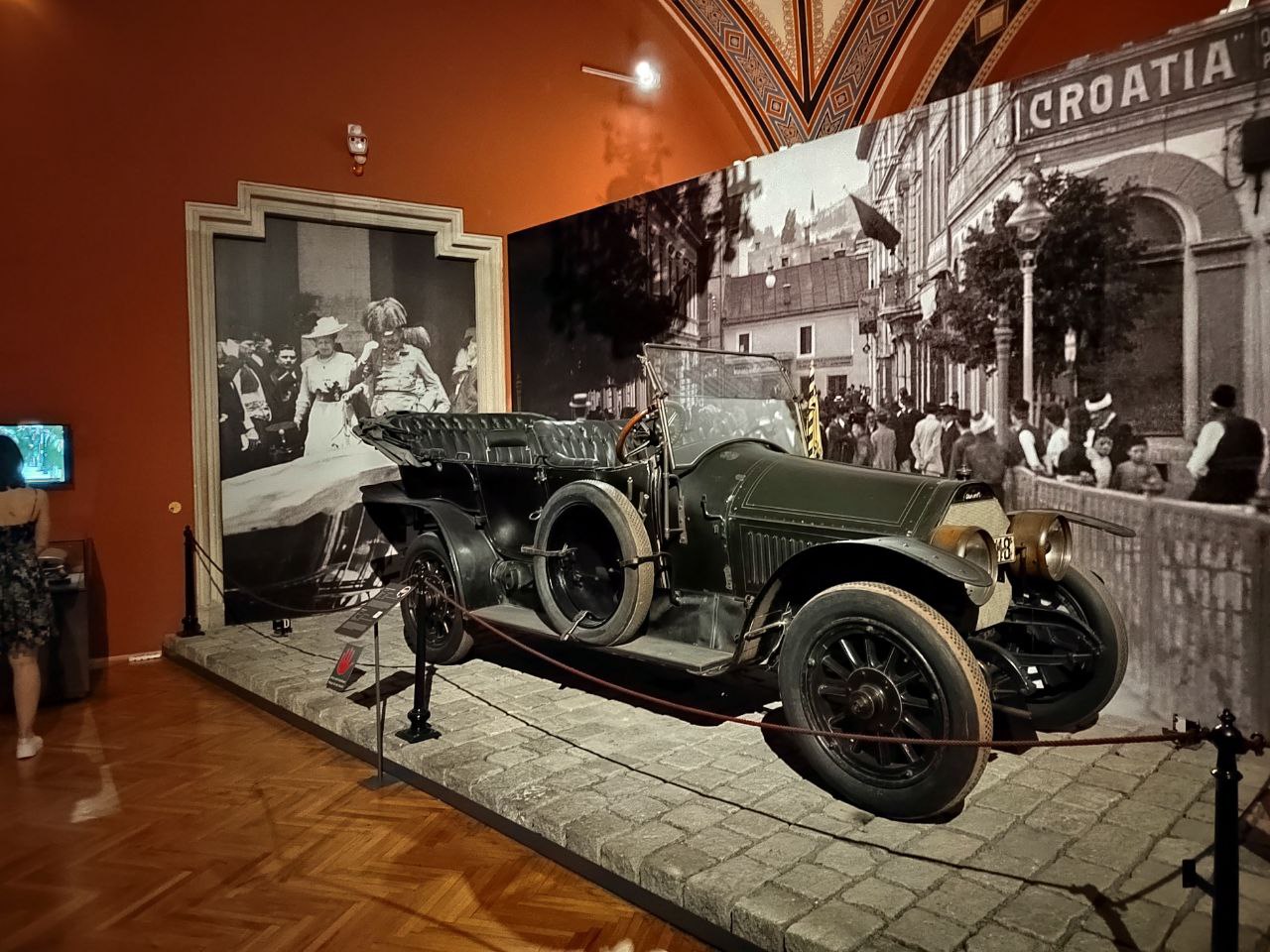 На мой взгляд, самый интересный экспонат — автомобиль, на котором убили Франца Фердинанда. Это убийство считается причиной начала Первой Мировой войны, на минуточку.