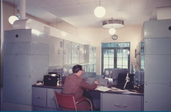 Компьютер Ferranti Mark I*, установленный в июле 1954 г. в оружейном научно-исследовательском институте (Armament Research & Development Establishment, Fort Halstead, Kent)