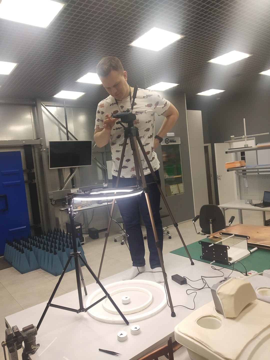 Никита Олехно проводит измерения с роботами