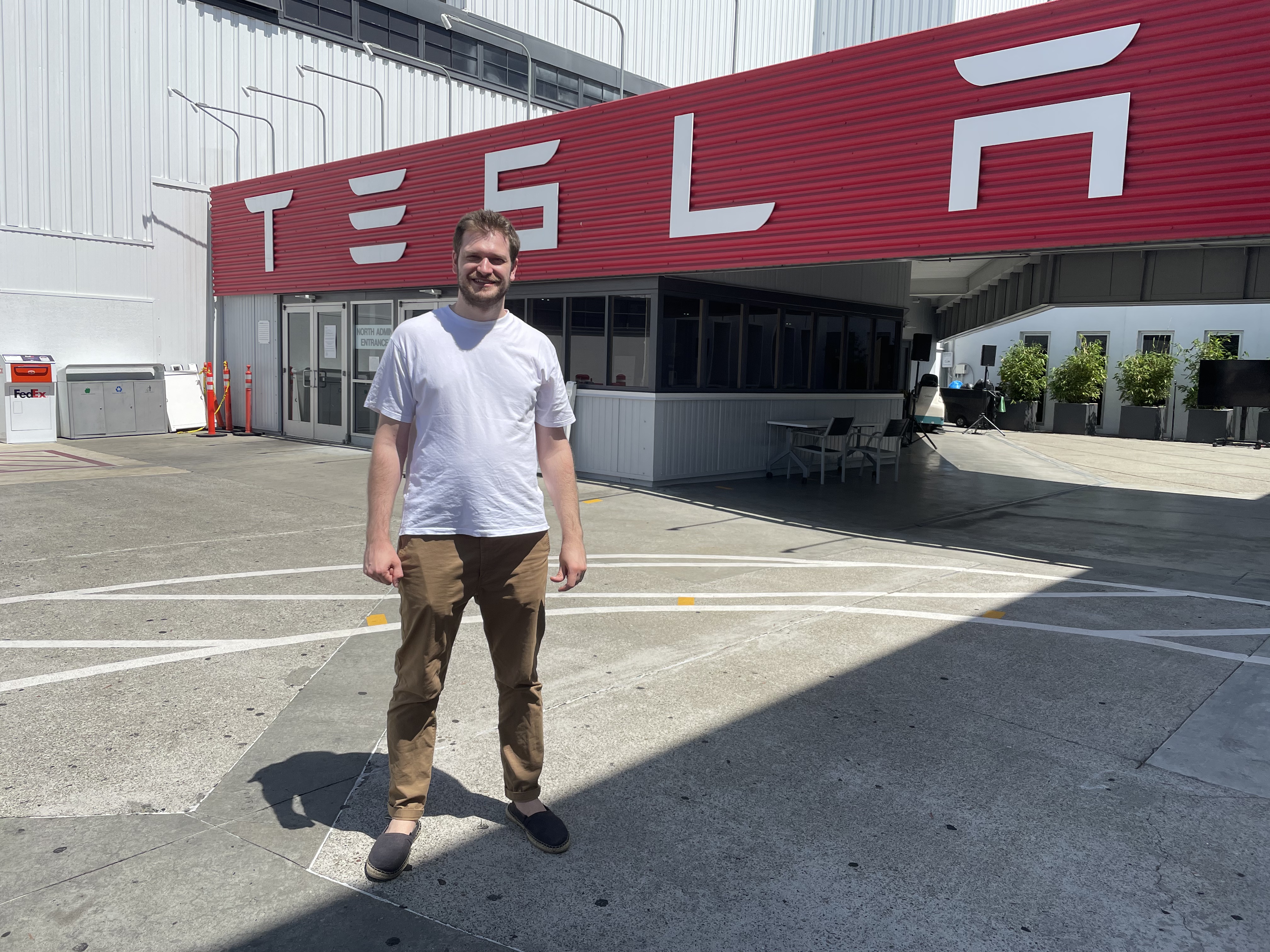 Сергей у входа на завод Tesla во Фримонте