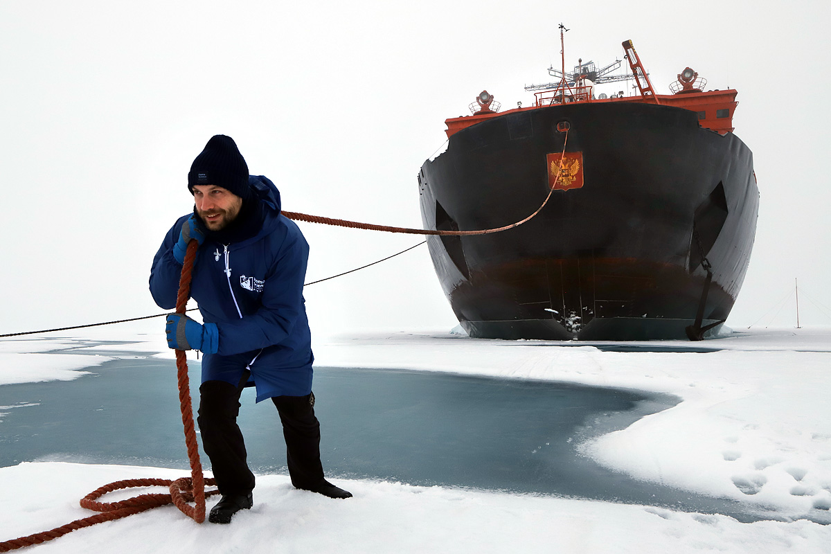 Пытаюсь продемонстрировать сложность судохождения во льдах Арктики в районе Северного полюса