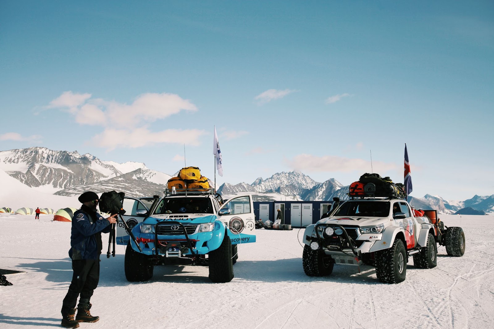 Автомобили Arctic Trucks экспедиции проекта “Антропогеос” в лагере Юнион, Антарктида.