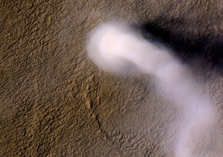 «Пылевой демон» высотой 20 метров, снятый автоматической межпланетной станцией Mars Reconnaissance Orbiter. Фото: NASA/JPL-Caltech/UA