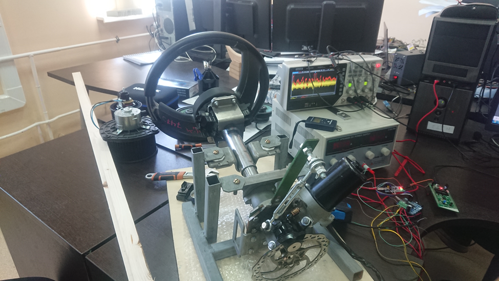 Так выглядел мини-стенд отладки электроусилителя руля (ЭУР) на столе инженера