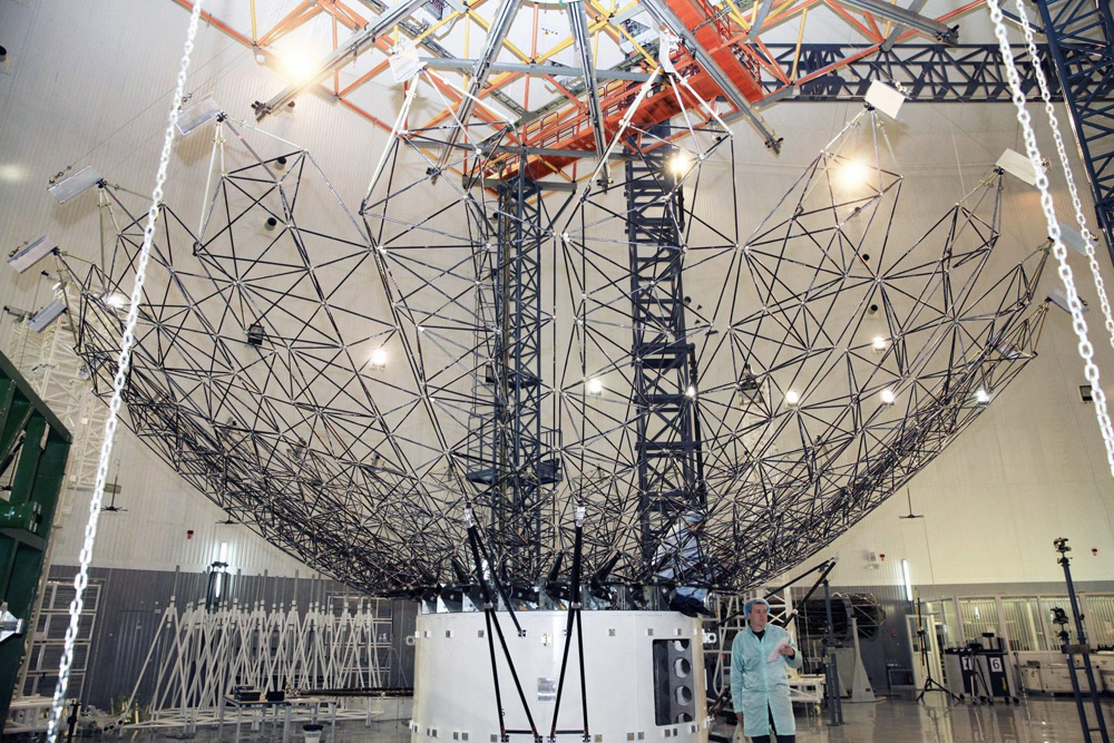 Каркас солнечного щита «Миллиметрона» в сборочном комплексе ИСС Решетнева